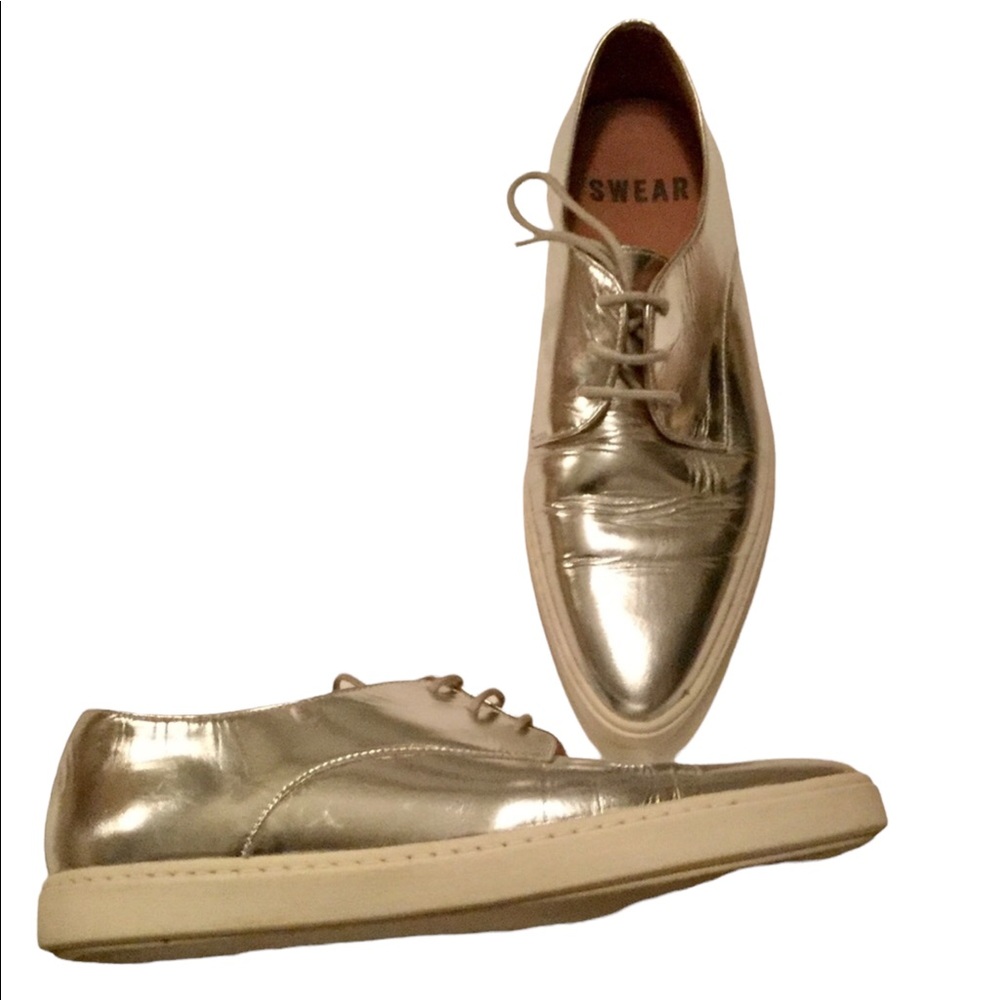 SWEAR metallic pointed toe flats.
